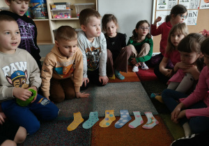 Dzieci podczas zajęć i zabaw dywanowych.