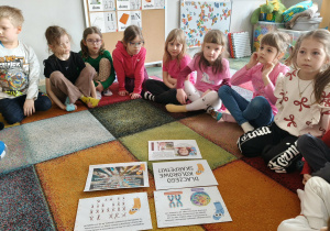 Dzieci podczas zajęć i zabaw dywanowych.