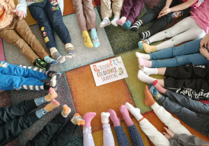 Dzieci podczas zajęć i zabaw dywanowych.