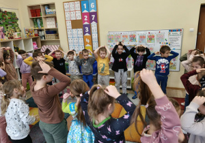 Dzieci podczas zajęć wykonują ćwiczenia z zakresu orientacji przestrzennej.