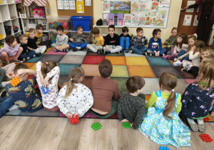 Dzieci podczas zajęć wykonują ćwiczenia z zakresu orientacji przestrzennej.