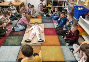 Dzieci podczas zajęć wykonują ćwiczenia z zakresu orientacji przestrzennej.