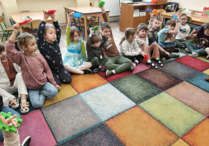 Dzieci podczas zajęć wykonują ćwiczenia z zakresu orientacji przestrzennej.