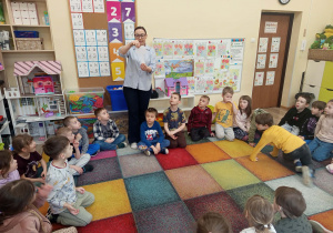 Dzieci podczas zajęć wykonują ćwiczenia z zakresu orientacji przestrzennej.
