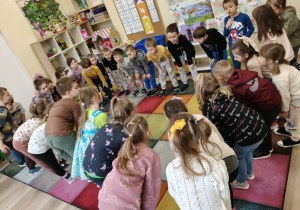 Dzieci podczas zajęć wykonują ćwiczenia z zakresu orientacji przestrzennej.