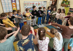 Dzieci podczas zajęć wykonują ćwiczenia z zakresu orientacji przestrzennej.