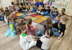 Dzieci podczas zajęć wykonują ćwiczenia z zakresu orientacji przestrzennej.