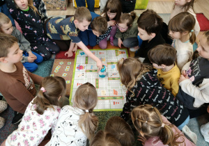 Dzieci podczas zajęć wykonują ćwiczenia z zakresu orientacji przestrzennej.