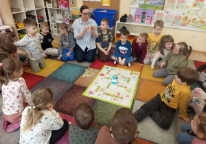 Dzieci podczas zajęć wykonują ćwiczenia z zakresu orientacji przestrzennej.