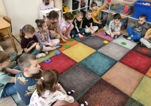 Dzieci podczas zajęć wykonują ćwiczenia z zakresu orientacji przestrzennej.