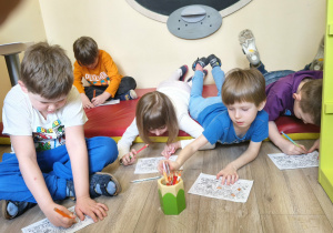 Dzieci wykonują pracę plastyczną.