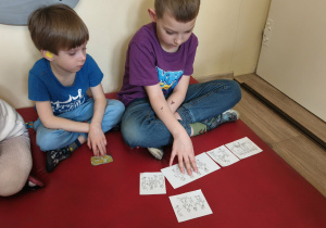 Dzieci układają historyjkę obrazkową.