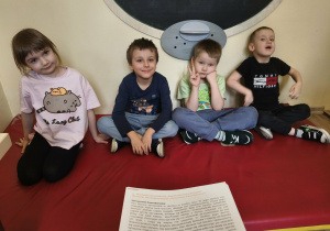 Dzieci słuchają opowiadania.