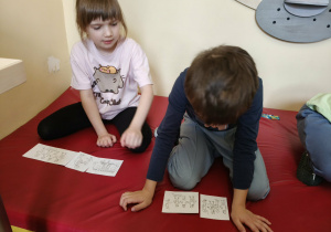 Dzieci układają historyjkę obrazkową.