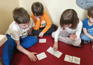 Dzieci układają historyjkę obrazkową.