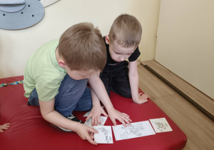 Dzieci układają historyjkę obrazkową.