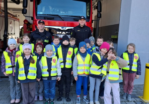 Dzieci pozują do zdjęcia.