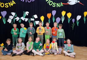 Dzieci pozują do zdjęcia.