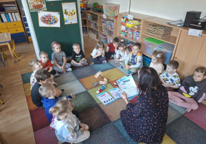 Dzieci słuchają opowiadania