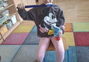 dziewczynka naśladuje mycie zębów