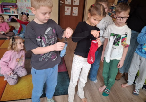 Dzieci wieszają skarpetki.