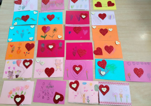 Pocztówki stworzone przez dzieci z oddziałów