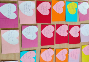 Pocztówki stworzone przez dzieci z oddziałów