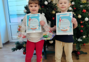 Dzieci z grupy " Jagódki" z dyplomami