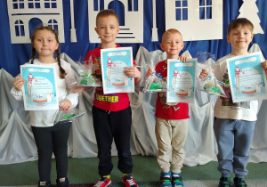 Dzieci z oddziałów z dyplomami