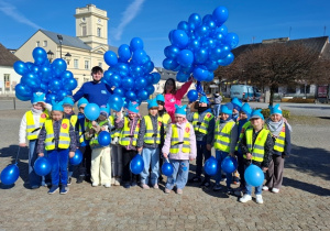 Dzieci pozują do zdjęcia.