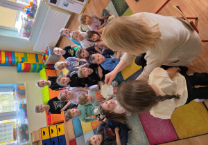 Hania S. w trakcie opisywania swojej twarzy.