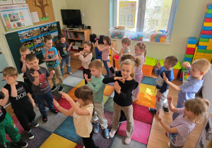 Dzieci w trakcie zabawy ruchowej "Autoportret".