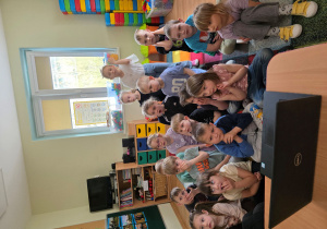 Dzieci w trakcie oglądania filmu "Bajka - Vincent van Gogh".