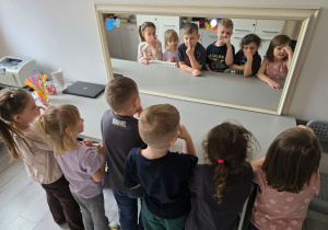 Jeżyki przyglądają się budowie twarzy.