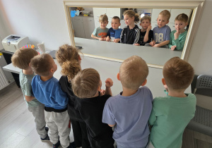 Jeżyki przyglądają się budowie twarzy.