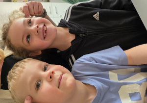 Franek i Nina porównują swoje oczy.