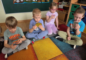 Dzieci w trakcie opisywania swojej twarzy.