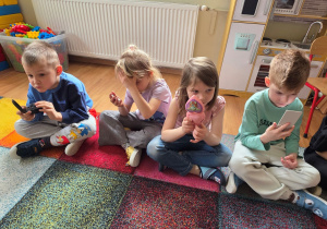 Dzieci w trakcie opisywania swojej twarzy.