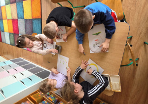 Dzieci tworzą autoportret.