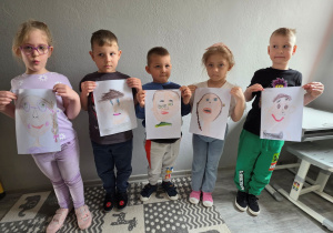 Dzieci prezentują swój autoportret,