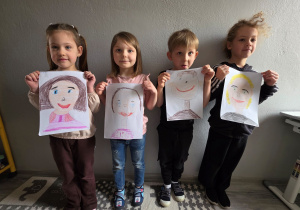 Dzieci prezentują swój autoportret,