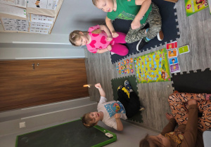 Dzieci naśaldują emocję - złość.