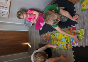 Marcel losuje kartę z pytaniem.