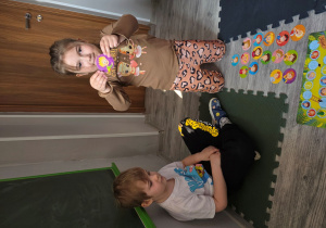 Helenka pokazuje obrazek do zadanego przez nauczyciela pytania.ia