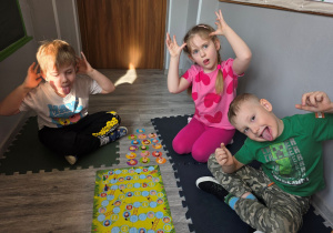 Dzieci pokazują śmieszne miny.