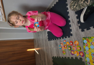 Laurka naśladuje emocję - smutek.