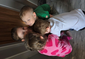 Laurka, Mikołaj i Marcel przytulają Helenkę.