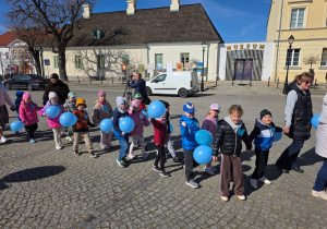 Jeżyki w trakcie przemarszu.