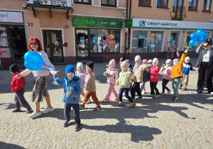 Sarenki w trakcie przemarszu.