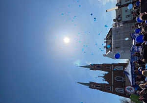 Wypuszczenie niebieskich balonów z helem do nieba.